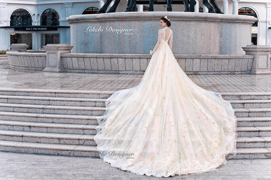 Hồng Quế lộng lẫy khi mặc váy cưới dài 5m của NTK Lek Chi